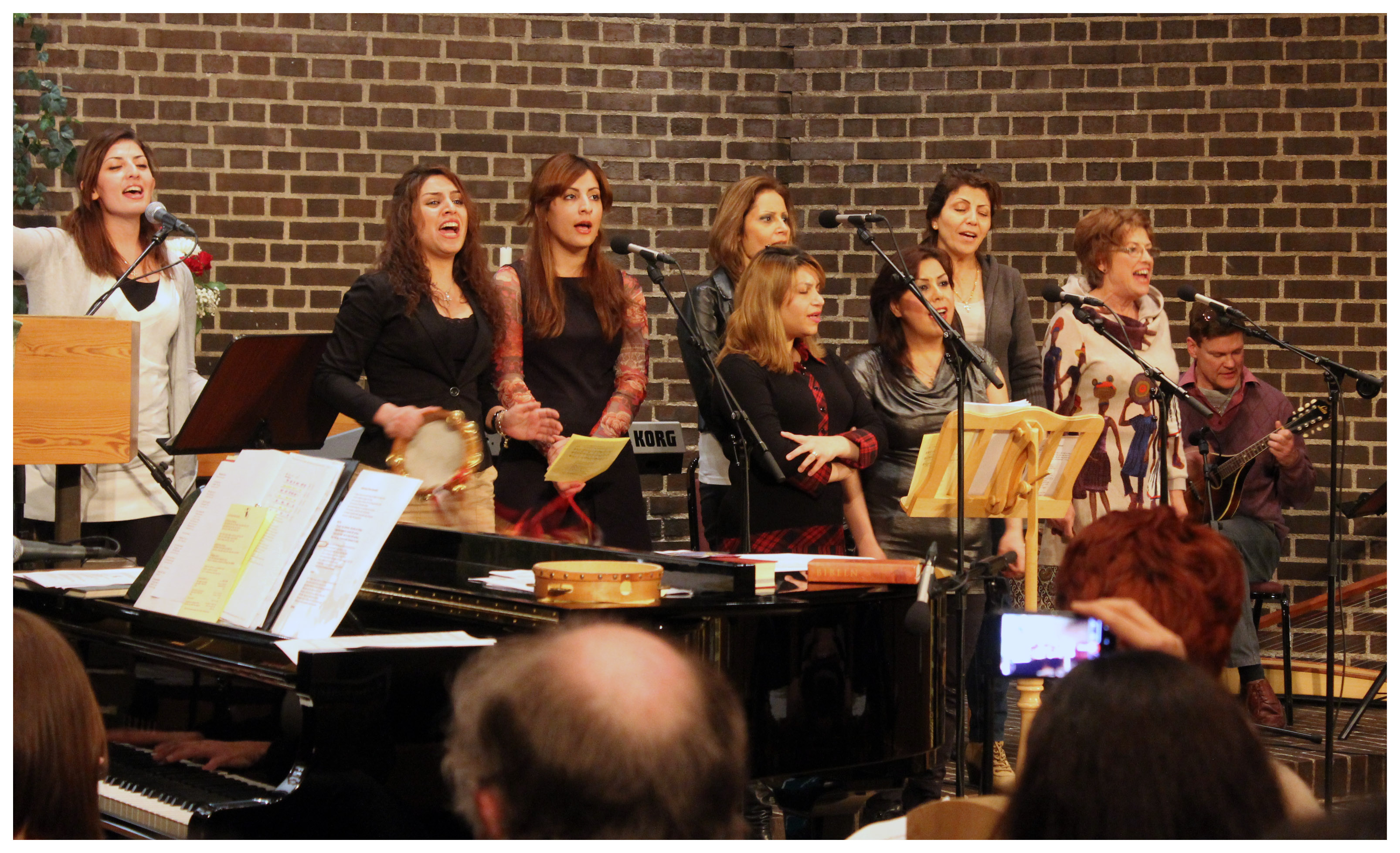 Den persiska sånggruppen medverkar vid en kulturkväll i Hammarbykyrkan i november 2012.